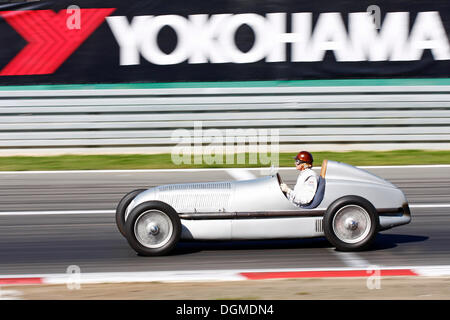 Mercedes-Benz Silver Arrow historique voiture de course W 25, construit en 1934, dans le musée Mercedes-Benz, l'Eifelrennen 2009 race Banque D'Images