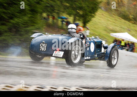 Classic car sous la pluie, Riley TT Sprite, construit en 1936, 2009 Memorial Jochpass rally, Bad Hindelang, Bavière Banque D'Images