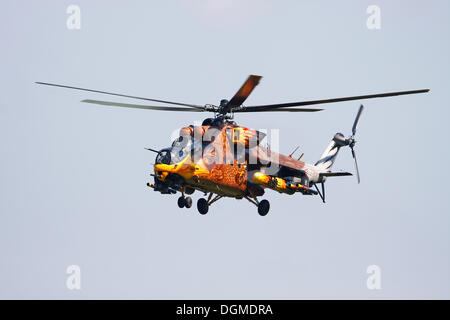 Le Mil Mi-24 Hind, hélicoptère d'attaque russe de la Force aérienne hongroise a peint comme un aigle, Hesse, 2010 Airshow Breitscheid Banque D'Images