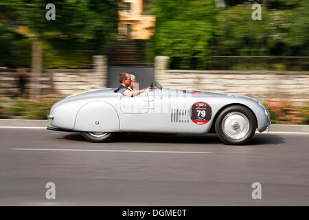 Roadster BMW 328 Touring, construit en 1937, à partir de la voiture de collection le Musée BMW, 2011 Mille Miglia, Brescia, Lombardie, Italie, Europe Banque D'Images