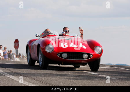 Voiture d'époque, Ferrari 500 Mondial, construit en 1955, Mille Miglia 2011, le Passo della Raticosa, Toscane, Italie, Europe Banque D'Images
