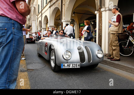Roadster BMW 328 Touring, vintage voiture depuis le Musée BMW, construit en 1937, Mille Miglia 2011, centre-ville historique de Brescia Banque D'Images