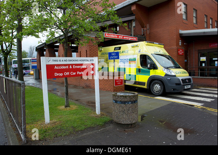 Une Ambulance prête à l'Hôpital général Tameside Accident et service d'urgence. Banque D'Images