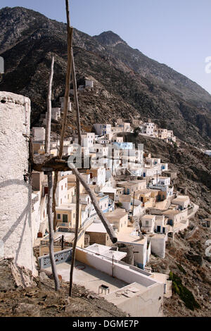 Vue sur un moulin à vent sur l'île de Karpathos, Olympos, îles de la mer Égée, la mer Égée, le Dodécanèse, Grèce, Europe Banque D'Images