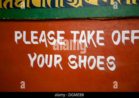 Veuillez enlever vos chaussures de signer en Temple de Boudha (Bodhnath) (Boudhanath) à Katmandou, Népal, Asie Banque D'Images