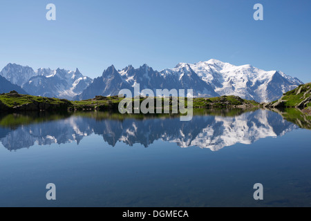 Mont Blanc reflète dans le lac Cheserys, Massif du Mont Blanc, Alpes, France Banque D'Images