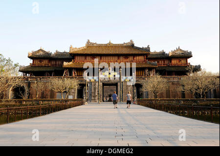 Hoang Thanh Citadelle Royale, la porte de Ngo Mon, vue de l'intérieur avec Trung Dao Bridge, Hue, Vietnam du Nord, Vietnam, Asie du sud-est Banque D'Images