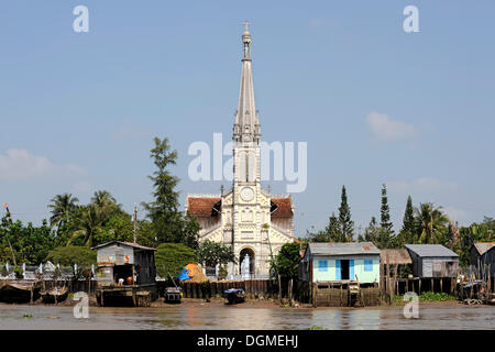 Église dans le Delta du Mékong à la rivière Co Chien, Vinh Long, Cai Be, Sud Vietnam, Vietnam, Asie du Sud, Asie Banque D'Images