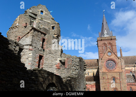 Des îles Orcades, en Écosse. Vue pittoresque de Kirkwall, palais des évêques, avec la Cathédrale St Magnus sur la droite. Banque D'Images