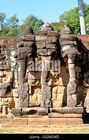 Relief d'un éléphant à trois têtes, Terrasse des éléphants, Angkor Thom, Angkor, Site du patrimoine mondial de l'UNESCO, Siem Reap Banque D'Images