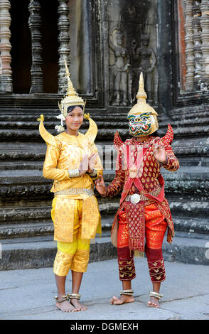 Les jeunes femmes en costumes de la danse traditionnelle khmère, Apsara, Angkor Wat, Angkor, Siem Reap, Cambodge, Asie du Sud, Asie Banque D'Images