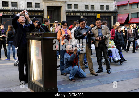 Les touristes prennent des photos de Rockefeller Center, Manhattan, New York City, New York, États-Unis d'Amérique, États Unis, Amérique du Nord Banque D'Images