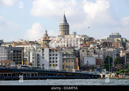 Vue de la tour de Galata Kulesi Galata ou, et le pont de Galata ou Koepruesue, Galata Beyoglu, corne d'or, le Bosphore, Halic Banque D'Images