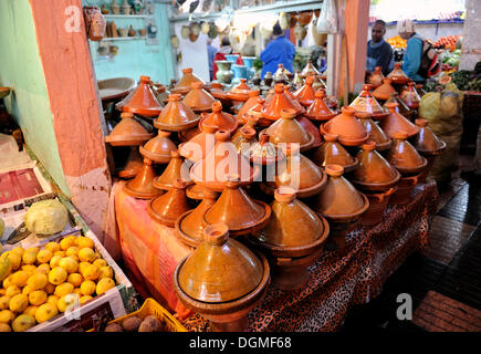 Tajines tajines ou ragoût, pots, échoppe de marché dans le souk de la vieille ville ou Médina, Marrakech, Maroc, Maghreb, Afrique du Nord Banque D'Images