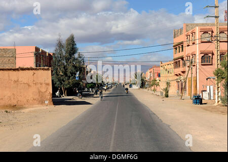 La ville, le long de la route des kasbahs, montagnes de l'Atlas, le sud du Maroc, Maroc, Maghreb, Afrique du Nord, Afrique Banque D'Images