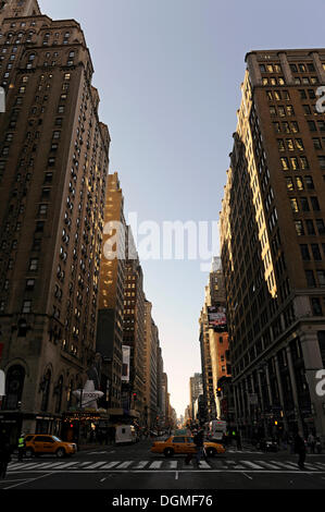 La 7e Avenue, l'Avenue de la mode, à l'angle de la 31e Rue, Manhattan, New York City, New York, USA, Amérique du Nord Banque D'Images