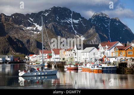 Vue sur le port avec les bateaux de pêche et un yacht à voile, Henningsvær, Henningsvær, Heimöya, Heimøya, Lofoten, Nordland Banque D'Images