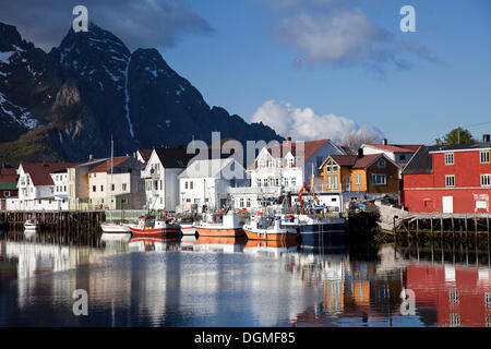 Vue sur le port, l'Henningsvær, Henningsvær, Heimöya, Heimøya, Lofoten, Nordland, Norvège du Nord, Norvège Banque D'Images