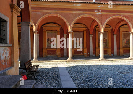 Cloître de l'église de Saint Gervasio et Protasio, Baveno, Lac Majeur, Piémont, Italie, Europe Banque D'Images