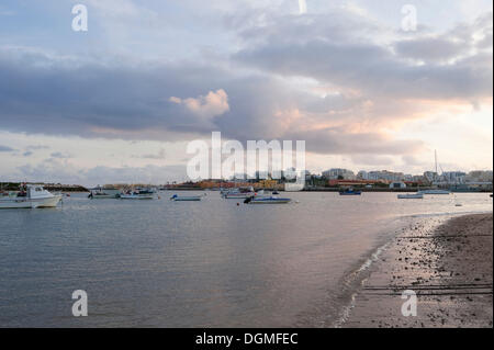 Avis de Ferragudo à travers le Rio Arade river vers Portimao, Albufeira, Algarve, Portugal, Europe Banque D'Images