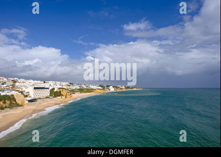 Vue urbaine avec plage, Albufeira, Algarve, Portugal, Europe Banque D'Images