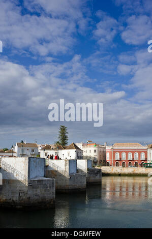 Ponte Romana, pont romain sur le Rio in the Golfer's Paradise River, Tavira, Algarve, Portugal, Europe Banque D'Images