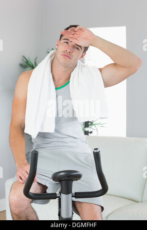 Assez bel homme l'exercice sur vélo d'appartement Banque D'Images