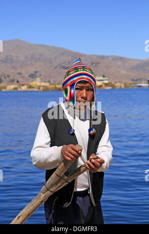 Homme péruvienne du lac Titicaca, Puno, Pérou, Amérique du Sud Banque D'Images