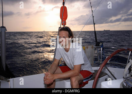 L'homme de la voile sur un bateau à voile, des Caraïbes, d'Amérique du Sud Banque D'Images