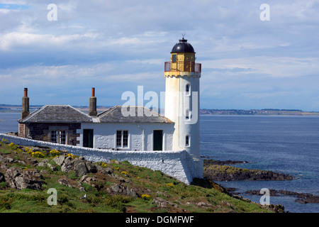 La faible lumière sur l'île de mai dans le Firth of Forth, au large de Fife, sur la côte est de l'Ecosse. Banque D'Images