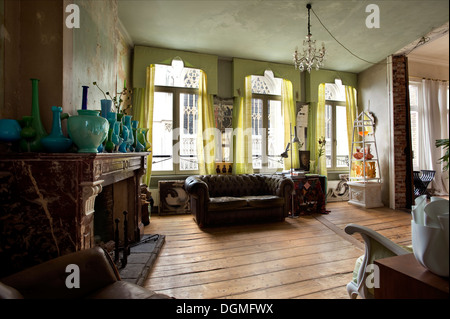 Salle de séjour avec des années 1850, décor de mur et collection de lustres en verre sur la cheminée de marbre Banque D'Images