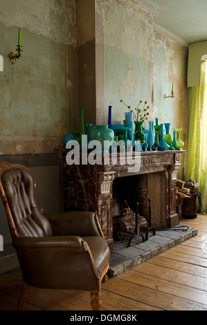 Salle de séjour avec des années 1850, décor de mur et collection de lustres en verre sur la cheminée de marbre Banque D'Images