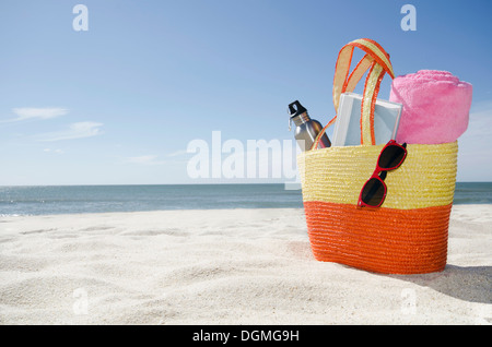 USA, Massachusetts, Nantucket, sac de plage avec accessoires Banque D'Images