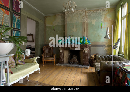 Salle de séjour avec des années 1850, décor de mur et collection de lustres en verre sur la cheminée de marbre Banque D'Images