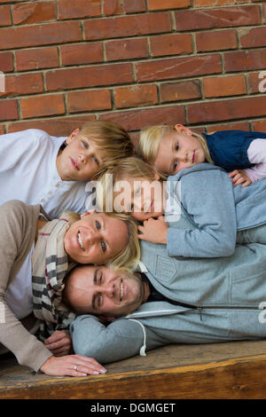 Portrait de famille avec trois enfants, empilées Banque D'Images