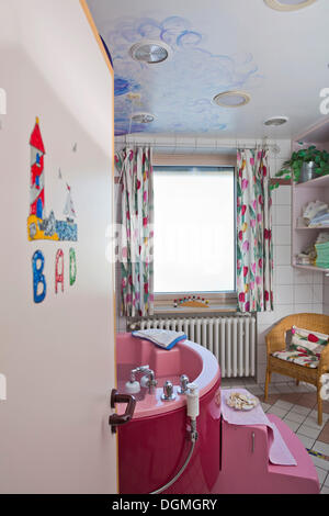 Salle de bains avec une baignoire d'accouchement dans une maternité, Allemagne Banque D'Images
