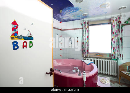 Salle de bains avec une baignoire d'accouchement dans une maternité, Allemagne Banque D'Images