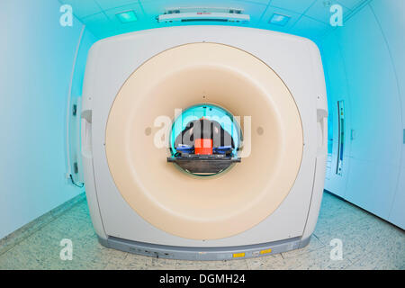 Patient couché dans une tomodensitométrie, scanner, Allemagne Banque D'Images