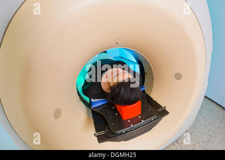 Patient couché dans une tomodensitométrie, scanner, Allemagne Banque D'Images