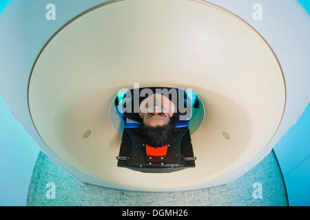 Patient couché dans une tomodensitométrie, scanner, Allemagne Banque D'Images