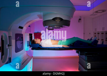 Patient couché dans un accélérateur de particules linéaire pour la radiothérapie, Allemagne Banque D'Images