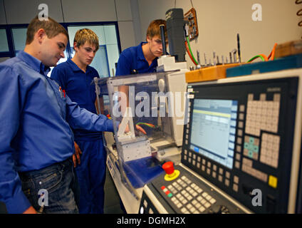 Mécanicien, Mario Mochel, enjoignant les apprentis à la soirée au collège technique Maschinenfabrik Heller à Nuertingen Banque D'Images