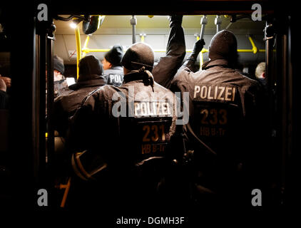 La police anti-émeute équitation de véhicule de transport public de la Stuttgarter Strassenbahnen pour une démonstration face à Stuttgart en 21 Banque D'Images