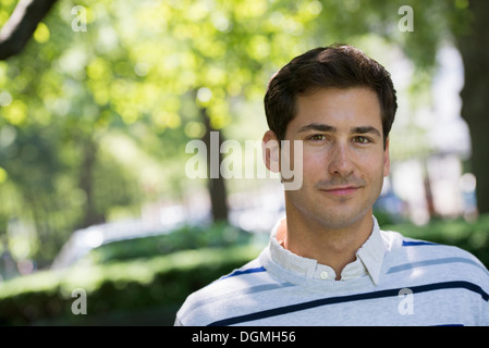 L'été. Les gens d'affaires. Un homme coin dans le parc. Banque D'Images