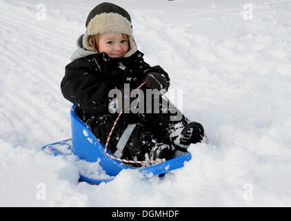 Little boy playing in snow Banque D'Images