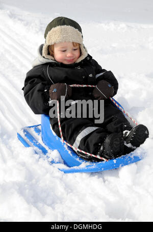 Little boy playing in snow Banque D'Images