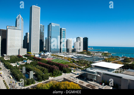 CHICAGO, IL - le 19 octobre : Une vue aérienne de Chicago, y compris le parc du Millénaire, à Chicago, Illinois le 19 octobre 2013. Banque D'Images