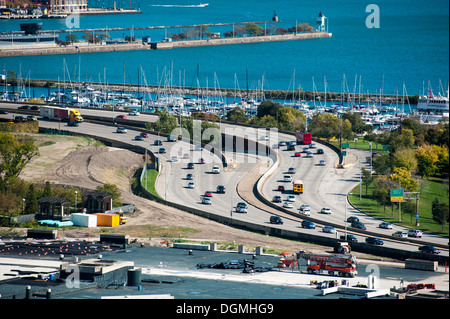 CHICAGO, IL - le 19 octobre : Une vue aérienne de Lake Shore Drive près du Millennium Park de Chicago, Illinois, le 19 octobre 2013. Banque D'Images