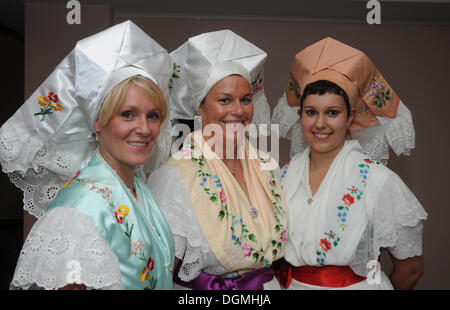 Trois femmes en robe traditionnelle Sorbish à Cottbus, région de Spreewald, Brandebourg Banque D'Images