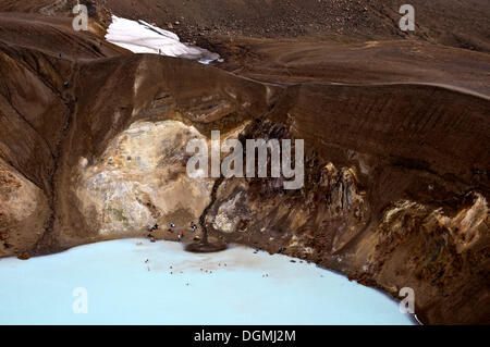 Les touristes se baignant dans le cratère viti dans la caldeira du volcan askja, Islande, Europe Banque D'Images